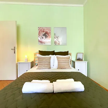 Bohemian Bright & Calm 2br - Center - Private Balcony Apartment *